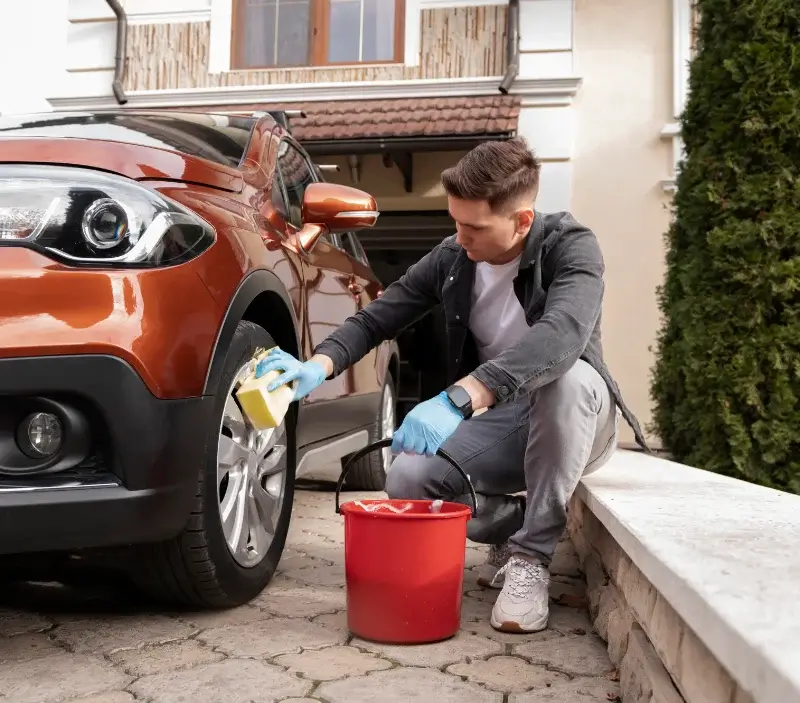 Lavage auto à domicile Saint-Hymetière-sur-Valouse : professionnel intervenant sur un véhicule